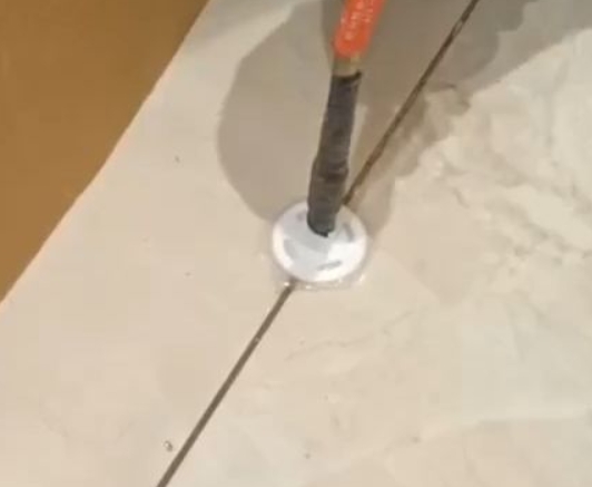 宜良瓷砖空鼓维修公司专业解答瓷砖在铺贴过程中，如果没有涂抹均匀到位的粘结材料（如水泥砂浆或瓷砖胶），可能会导致以下问题