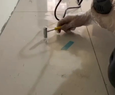 宜良瓷砖开裂维修公司专业分享瓷砖在铺贴前如果没有沥干水分，将会导致以下问题